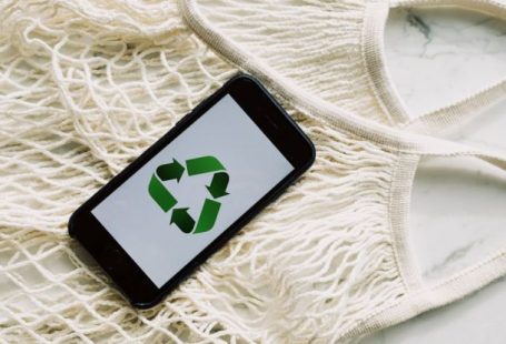 BIOS Screen - Eco friendly white mesh bag with smartphone placed on marble table