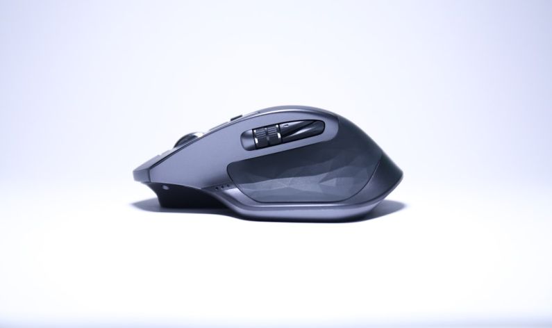 Ergonomic Mouse - black cordless computer mouse on white surface